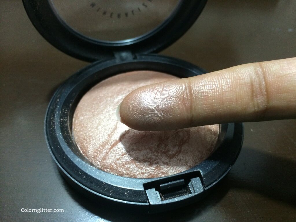 Swatch Of MAC Mineralize Skinfinish – Soft & Gentle 